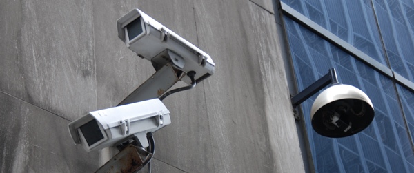 Foto: Überwachungskameras aussen an einem Gebäude