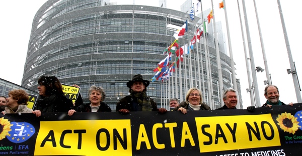 Foto: Kundgebung gegen ACTA vor dem Europäischen Parlament in Strassburg