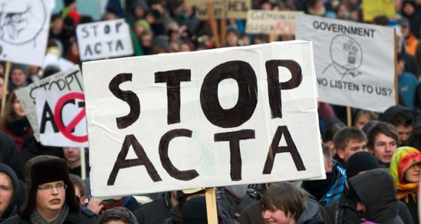 Foto: «Stop Acta»-Schild bei Kundgebung gegen ACTA