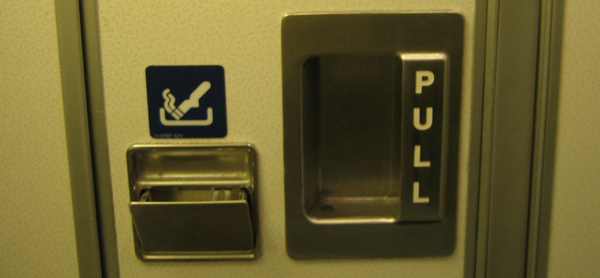 Foto: Aschenbecher in der Bordtoilette in einem Verkehrsflugzeug